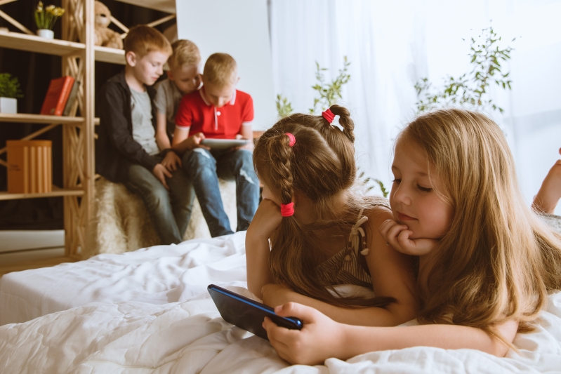 boys-girls-using-different-gadgets-home-childs-with-smart-watches-smartphone-headphones-making-selfie-chating-gaming-watching-videos-interaction-kids-modern-technologies (1)